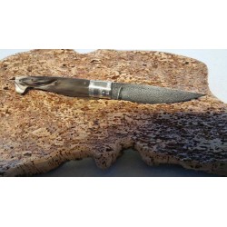 Coltello tipo pattadese con manicatura animata in corno buffalo fiammato