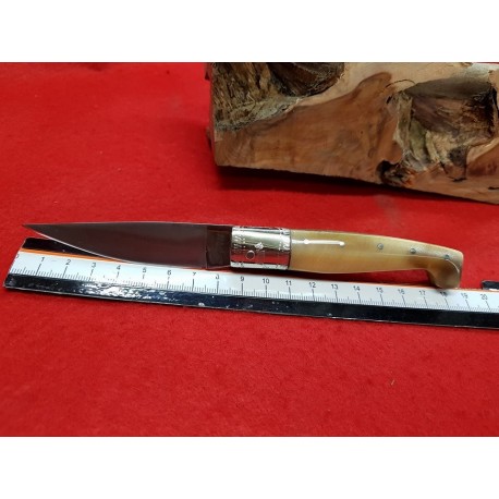 Coltello tipo pattadese  con manicatura animata in zoccolo di cavallo