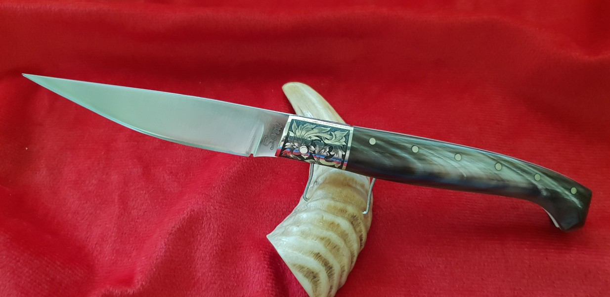 COLTELLO SARDO ARTIGIANALE DA SCANNO, MANICO IN CORNO DI BUFALO NERO, LAMA  11 CM